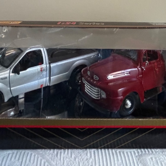 Maisto 1:24 Series Ford F350 and 1948 Ford F1 - Picture 6 of 6